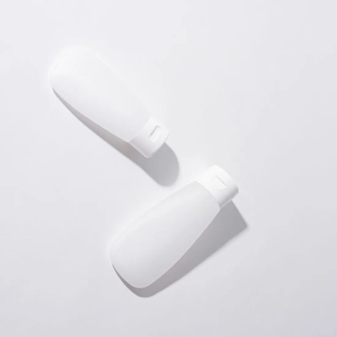Envases blancos de cosmética en composición minimalista