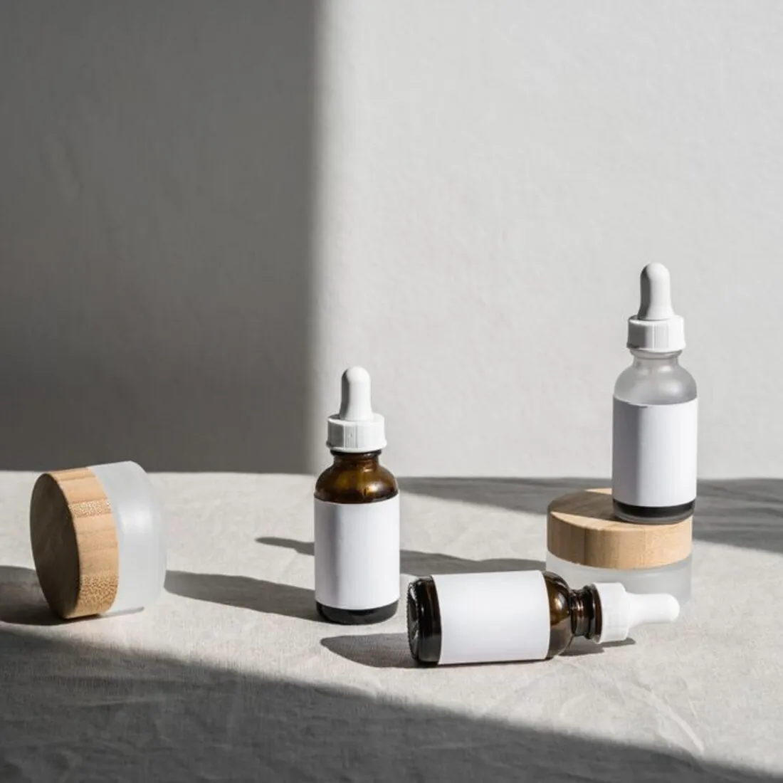 Conjunto de frascos y tarros de cosmética con sombras suaves